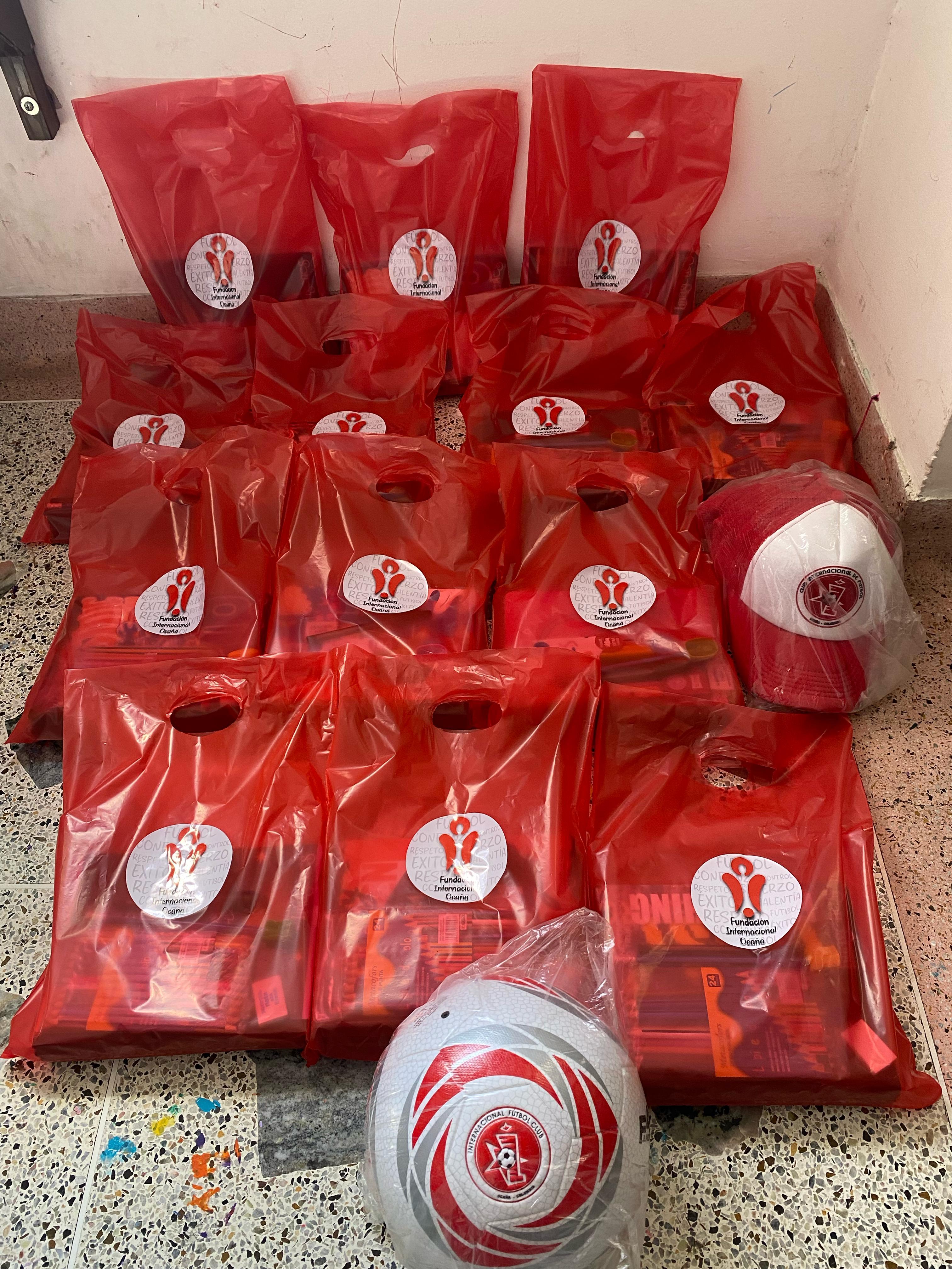 Entrega de Kits Deportivos y Útiles Escolares en Escuelas Rurales