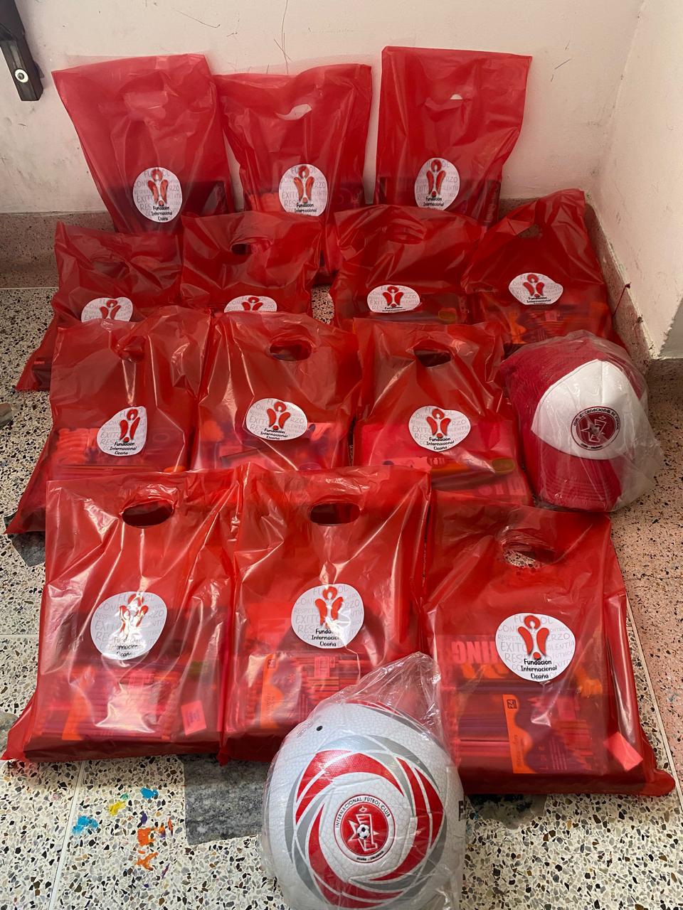 Entrega de Kits Deportivos y Útiles Escolares en Escuelas Rurales