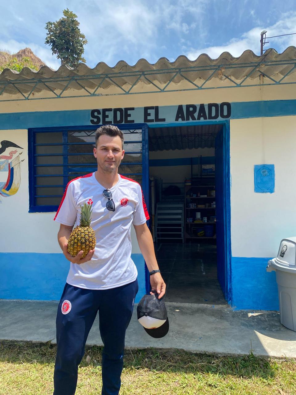 Entrega de Kits Deportivos y Útiles Escolares en Escuelas Rurales