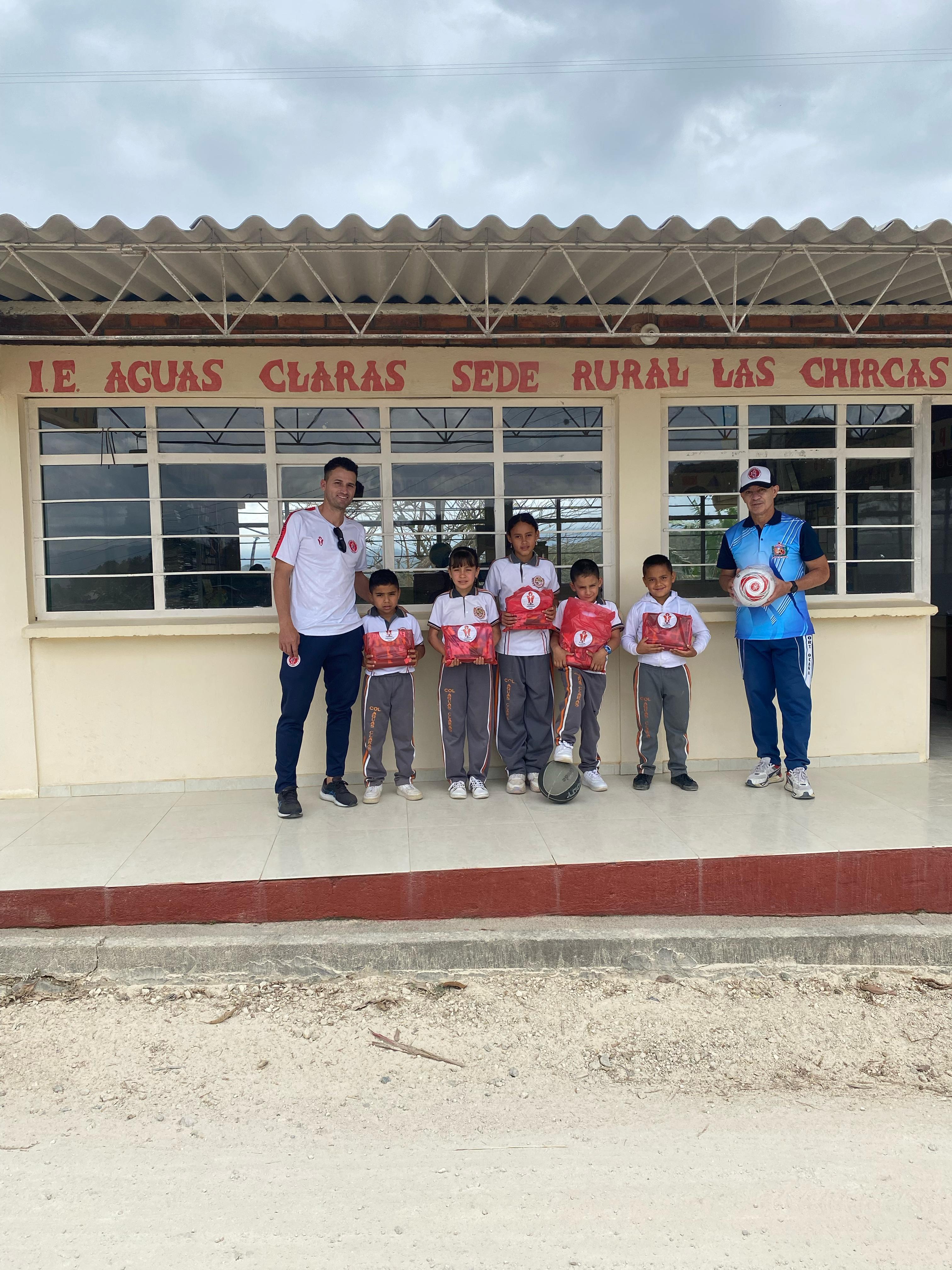 Entrega de Kits Deportivos y Útiles Escolares en Escuelas Rurales