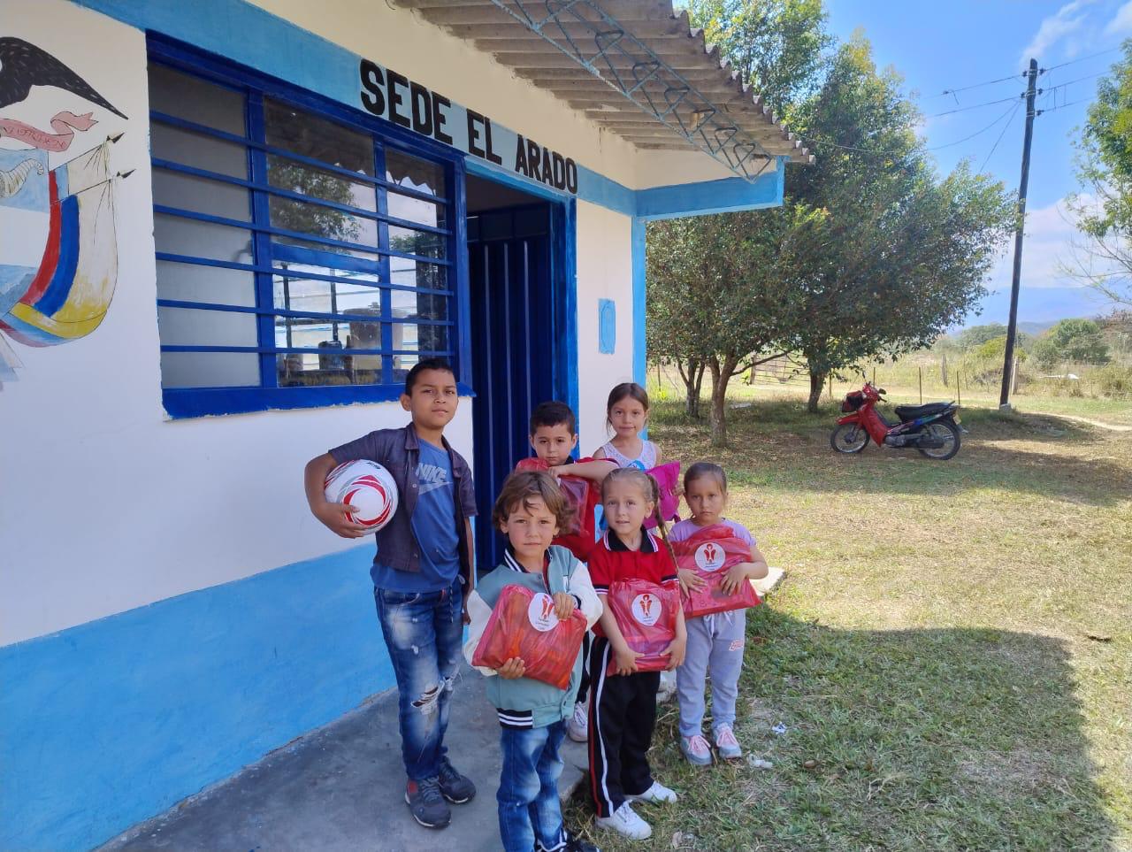 Entrega de Kits Deportivos y Útiles Escolares en Escuelas Rurales