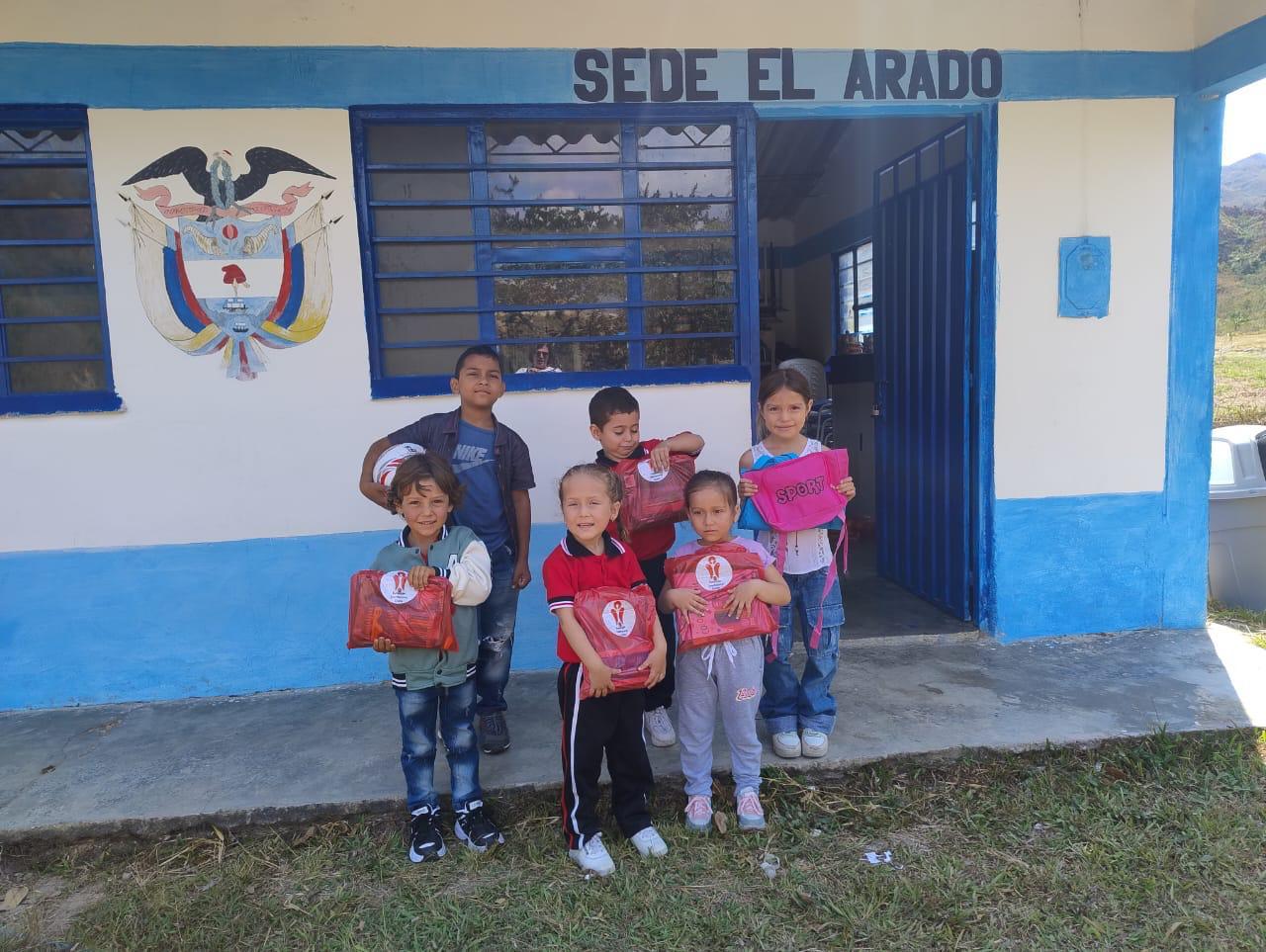 Entrega de Kits Deportivos y Útiles Escolares en Escuelas Rurales